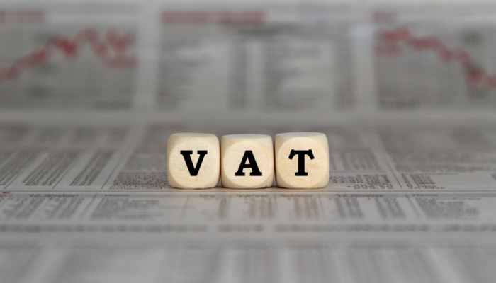 Klocki ustawione w napis VAT