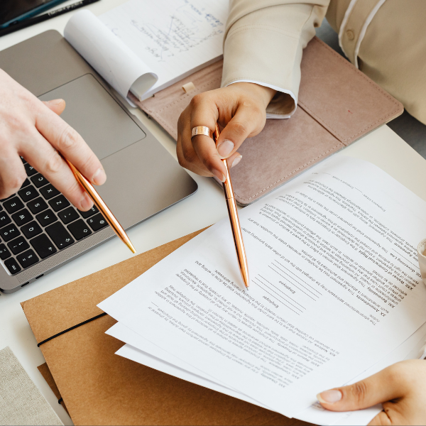 Pracownicy analizują dokumenty i dane finansowe podczas spotkania biznesowego. Zdjęcie nawiązuje do przygotowania dokumentacji cen transferowych, Local File, TPR oraz Master File za 2025 r.