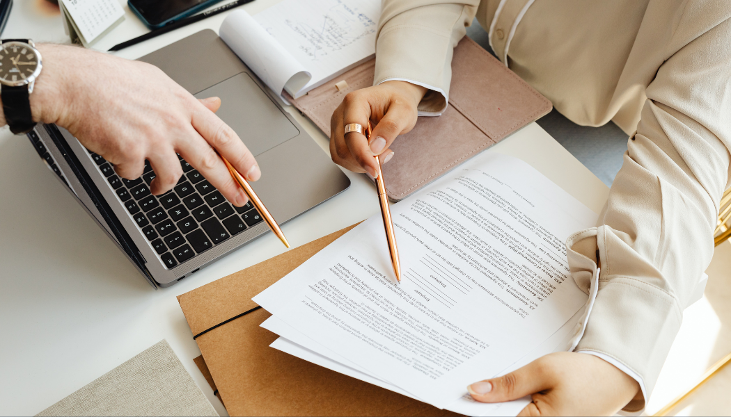 Pracownicy analizują dokumenty i dane finansowe podczas spotkania biznesowego. Zdjęcie nawiązuje do przygotowania dokumentacji cen transferowych, Local File, TPR oraz Master File za 2025 r. Pracownicy analizują dokumenty i dane finansowe podczas spotkania biznesowego. Zdjęcie nawiązuje do przygotowania dokumentacji cen transferowych, Local File, TPR oraz Master File za 2025 r.